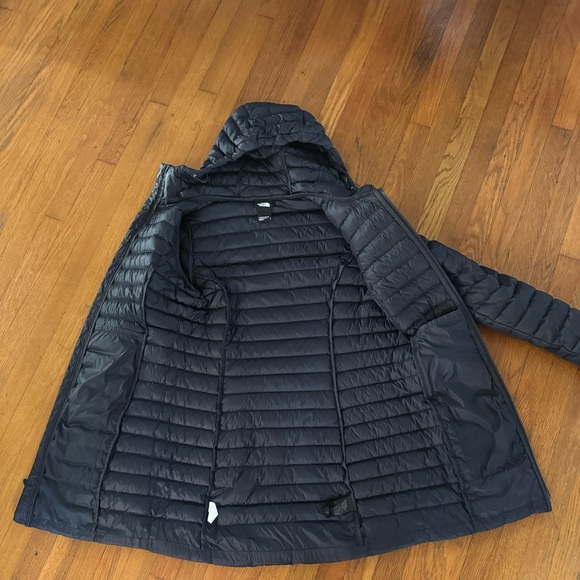 North Face dark blue puffy jacket, size small - Picture 4 of 9